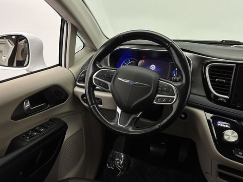 Used 2021 Chrysler Pacifica Touring-L image 27