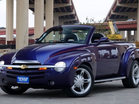 Used 2004 Chevrolet SSR w/ Preferred Equipment Group image 2