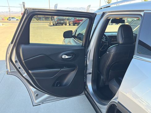 Used 2014 Jeep Cherokee Limited w/ Technology Group AWD/4WD image 7
