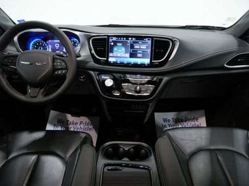 Used 2023 Chrysler Pacifica Touring-L w/ S Appearance Package FWD image 10