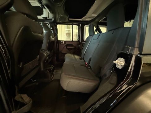 Used 2024 Jeep Wrangler Unlimited Rubicon w/ Convenience Group image 16