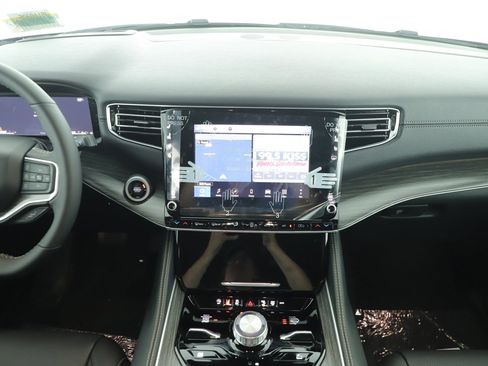 New 2024 Jeep Wagoneer L Series III w/ HD Trailer Tow Package image 16