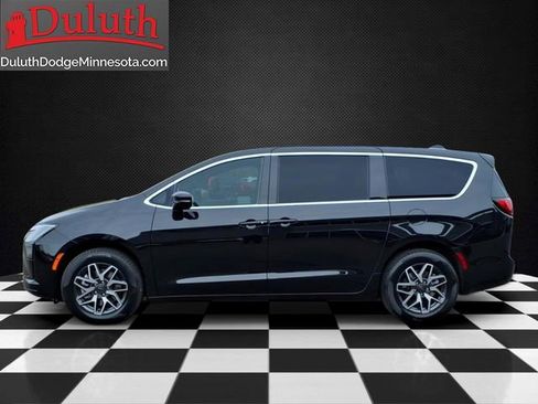 New 2027 Chrysler Pacifica Limited AWD/4WD image 2