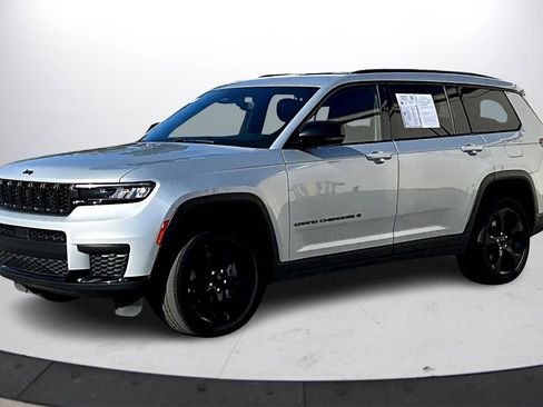 Used 2023 Jeep Grand Cherokee L Laredo image 4