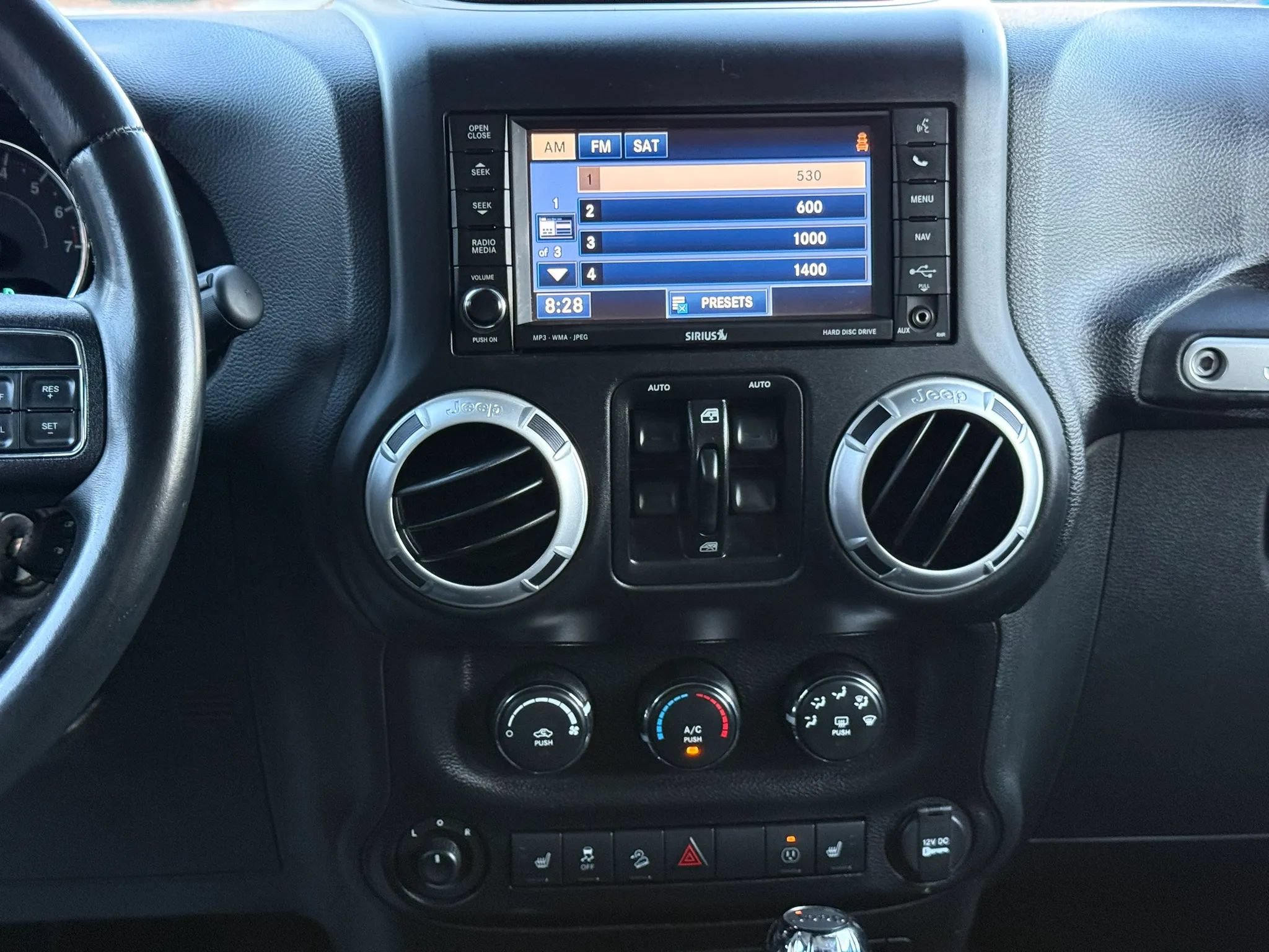 Used 2015 Jeep Wrangler Unlimited Sahara w/ Connectivity Group AWD/4WD image 17