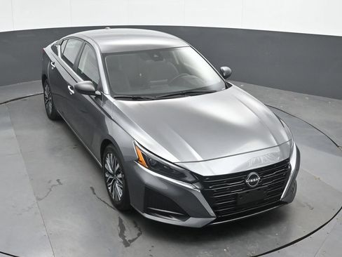 Used 2025 Nissan Altima 2.5 SV FWD image 31