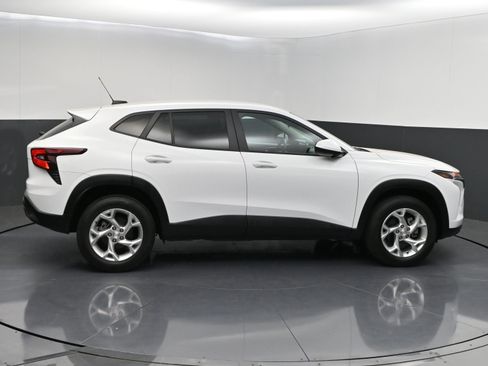 Used 2024 Chevrolet Trax LS w/ LS Convenience Package FWD image 8