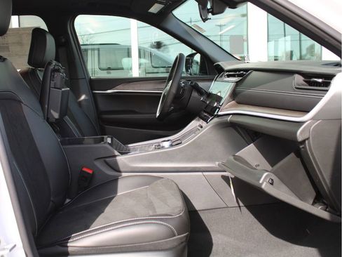 New 2026 Jeep Grand Cherokee Altitude AWD/4WD image 24