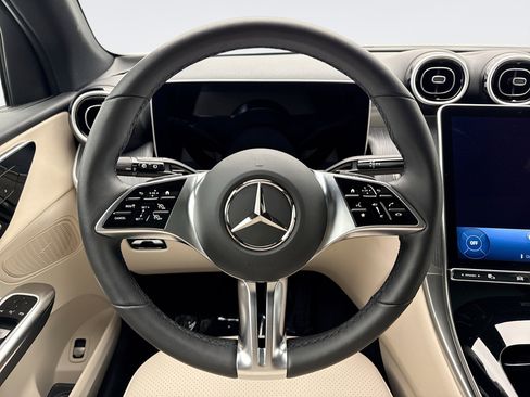 Used 2025 Mercedes-Benz GLC 300 4MATIC image 12