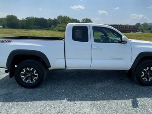 Certified 2017 Toyota Tacoma TRD Off-Road w/ Tow Package AWD/4WD image 9