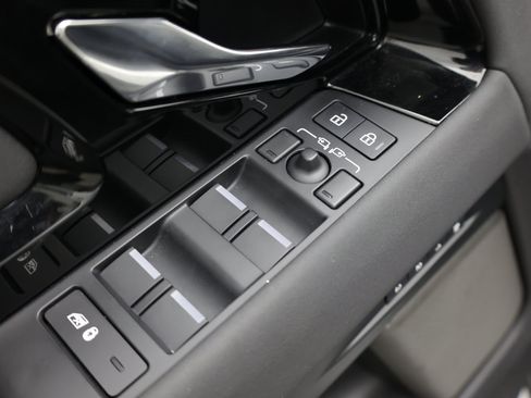 Used 2024 Land Rover Range Rover Evoque Dynamic SE AWD/4WD image 16