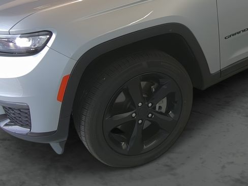 Used 2024 Jeep Grand Cherokee L Limited w/ Black Appearance Package AWD/4WD image 7
