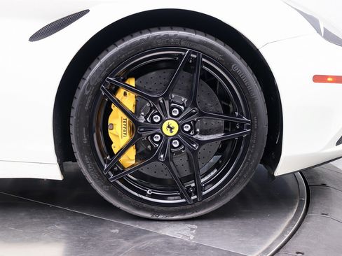 Used 2017 Ferrari California T RWD image 21