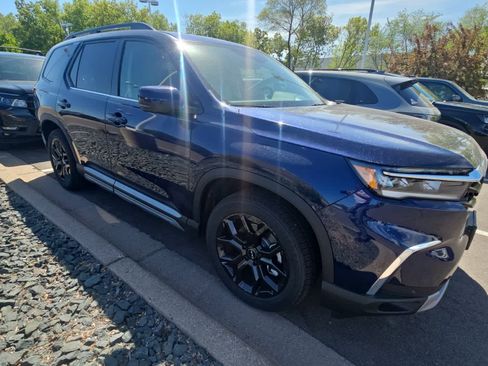 Used 2025 Honda Pilot Touring image 2