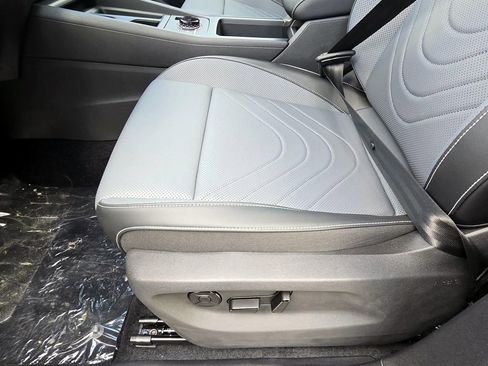 New 2025 Volkswagen Tiguan SE image 24