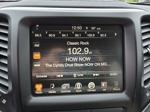 Used 2015 Jeep Cherokee Latitude w/ Cold Weather Group AWD/4WD image 20