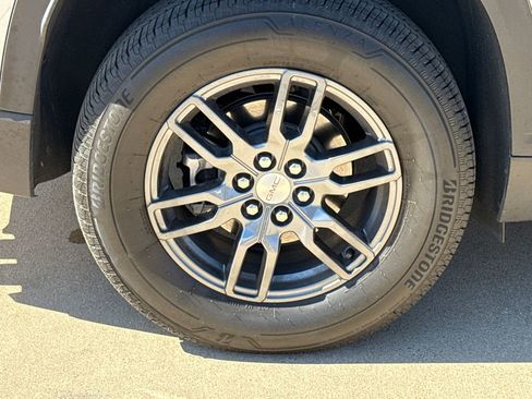 Used 2025 GMC Acadia Elevation image 9