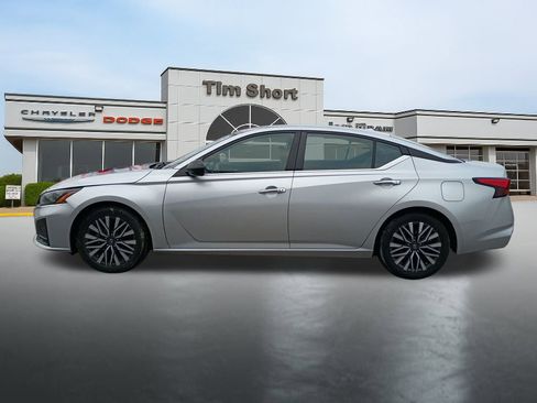 Used 2024 Nissan Altima 2.5 SV image 2