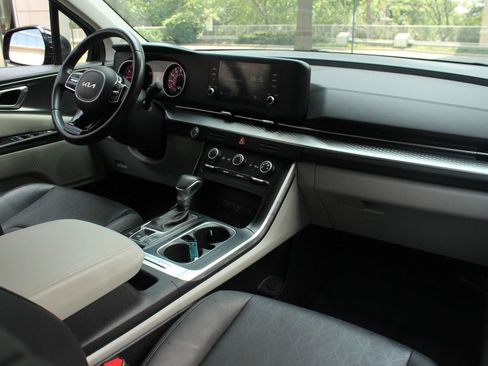 Used 2024 Kia Carnival LX FWD image 23