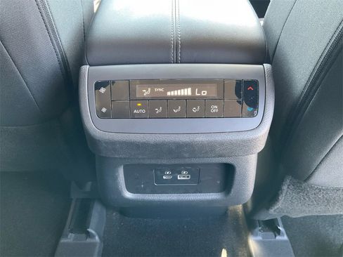 Used 2024 Nissan Pathfinder SV image 21