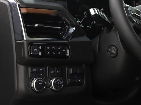 Used 2025 GMC Yukon XL Denali w/ Denali Reserve Package image 25