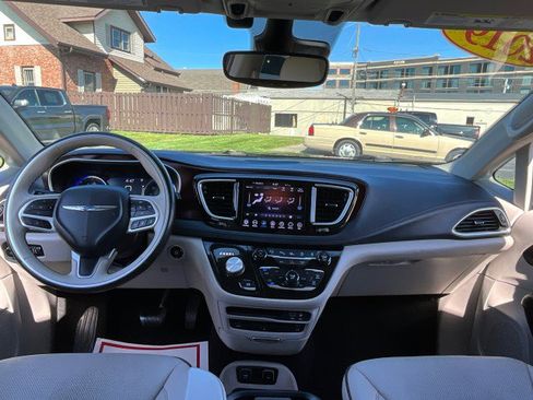 Used 2019 Chrysler Pacifica Limited w/ Advanced Safetytec Group FWD image 12