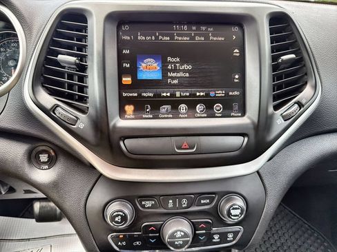 Used 2017 Jeep Cherokee Trailhawk AWD/4WD image 12