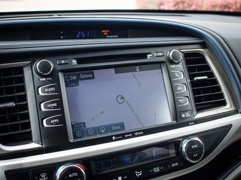 Used 2016 Toyota Highlander XLE image 25