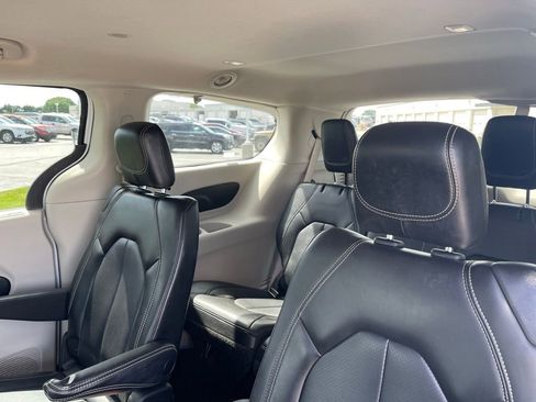 Used 2023 Chrysler Pacifica Touring-L FWD image 18
