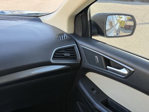 Used 2018 Ford Edge SE image 17