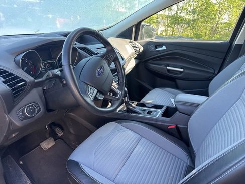 Used 2017 Ford Escape SE w/ SE Sport Appearance Package AWD/4WD image 2