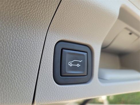 Used 2023 GMC Acadia SLT image 28