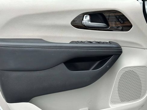 Used 2023 Chrysler Pacifica Limited FWD image 6