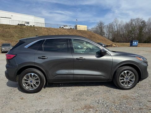 Used 2020 Ford Escape SE image 9