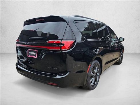 New 2026 Chrysler Pacifica Limited w/ S Appearance Package image 2