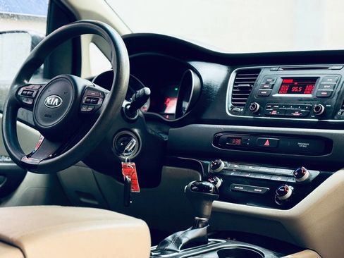 Used 2015 Kia Sedona L image 6
