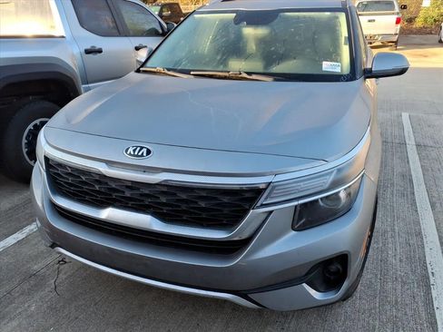 Used 2021 Kia Seltos EX image 3