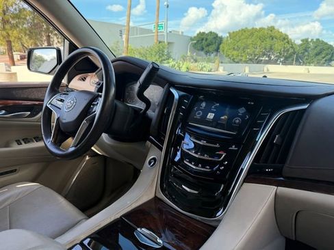Used 2015 Cadillac Escalade Premium image 30