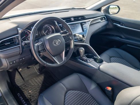 Used 2018 Toyota Camry SE w/ Convenience Package FWD image 4