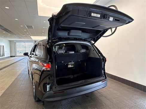 Used 2022 Toyota Sienna XLE image 25