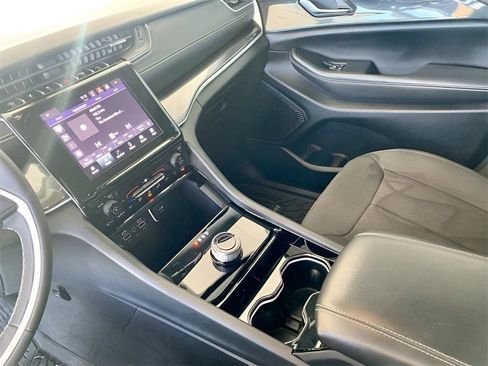 Used 2023 Jeep Grand Cherokee Laredo image 39