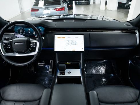 Used 2025 Land Rover Range Rover Long Wheelbase SE AWD/4WD image 8