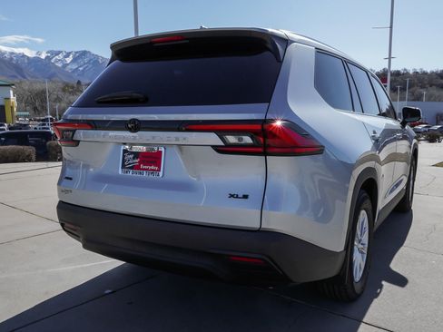 Certified 2024 Toyota Grand Highlander XLE image 8