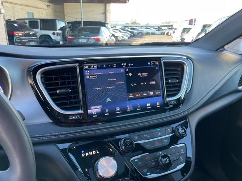 Used 2025 Chrysler Pacifica Limited FWD image 21