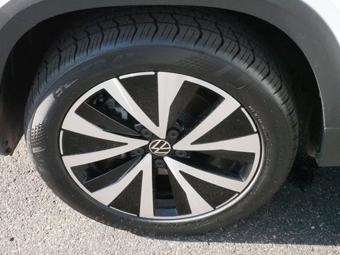Certified 2022 Volkswagen Taos SE image 15