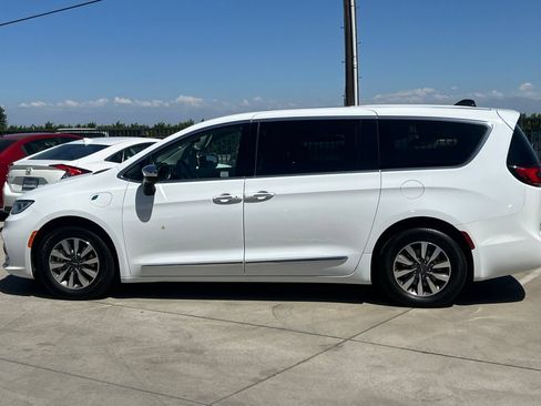Used 2023 Chrysler Pacifica Limited FWD image 8