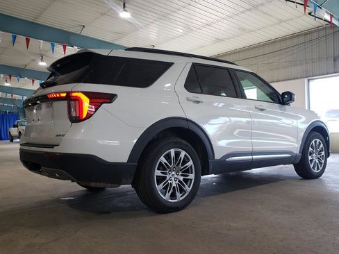 Used 2025 Ford Explorer Active w/ Active Comfort Package AWD/4WD image 3
