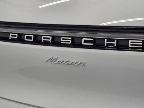 Certified 2023 Porsche Macan AWD/4WD image 34
