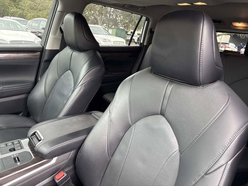 Used 2023 Toyota Highlander Limited image 22