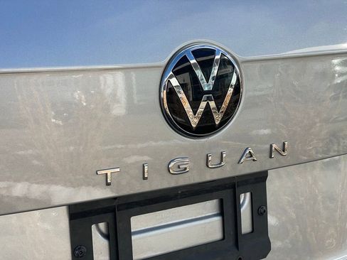 Certified 2022 Volkswagen Tiguan SE R-Line image 28